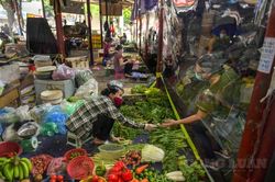 Hà Nội: Chợ dân sinh Bách Khoa quây tấm ni lông, ngăn giọt bắn để phòng dịch