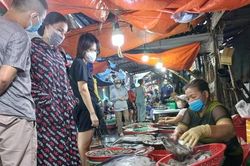 Người dân Đà Nẵng mua hải sản trước giờ cảng lớn nhất miền Trung 'đóng cửa'