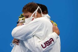 Khuyến cáo vận động viên Olympic không ôm nhau trên bục nhận huy chương