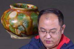 Người nông dân bỏ 1.000 NDT mua chiếc bình gốm, chuyên gia dứt khoát: Mang về đi, tôi không dám định giá!