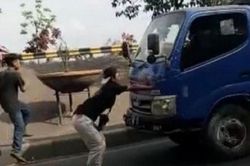Thực hiện thử thách lao ra trước đầu xe tải, nam thanh niên phải trả giá bằng cả mạng sống