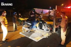 Cảnh sát giao thông hỗ trợ đoàn người di chuyển bằng mô-tô về quê từ các tỉnh phía Nam
