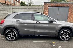 Chiêu cướp ô tô Mercedes khiến chủ xe ngẩn người không kịp phản ứng