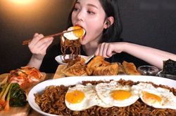 Văn hóa ẩm thực: Người Hàn ăn uống trông có vẻ 'sỗ sàng' để bày tỏ sự biết ơn?