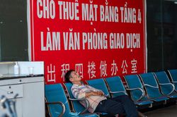 Chợ, trung tâm thương mại sát biên giới vắng bóng người