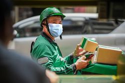 Shipper ở TP.HCM phải đeo băng nhận diện khi ra đường làm việc