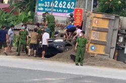 Hà Nội: Xe tải lật nghiêng đè bẹp ô tô con, tài xế may mắn thoát nạn