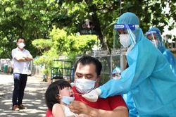 Theo chân bác sĩ lấy mẫu xét nghiệm vào điểm nóng dịch COVID-19
