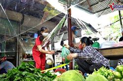 Chợ 'quây nilong' phòng Covid-19 độc đáo tại Hà Nội