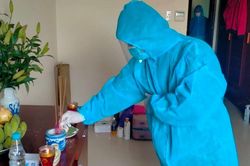 4 anh em lập bàn thờ vái vọng cha trong khu cách ly dịch