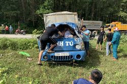 Va chạm với xe máy, ô tô lao xuống ruộng, tài xế mắc kẹt trong ca bin