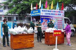 Cung cấp hàng hóa thiết yếu hỗ trợ người dân vùng dịch