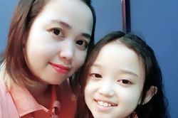Mẹ ngăn nước mắt rơi để cùng con chiến đấu với ung thư