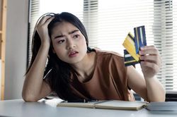 8 cách tiêu tiền khiến suốt đời bạn chẳng bao giờ ổn định về tài chính