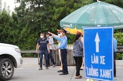 Hà Nội mới cấp được 2.000 xe 'luồng xanh' vì hệ thống...treo