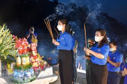 Thắp nến tri ân các Anh hùng liệt sĩ