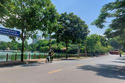 Chỉ số tia tử ngoại đạt mức nguy hiểm, người dân Thủ đô hạn chế ra ngoài trời