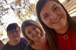 Bà mẹ Mỹ hối hận vì không tiêm vaccine Covid-19 cho con trai