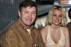 Britney Spears nhất quyết kiện cha