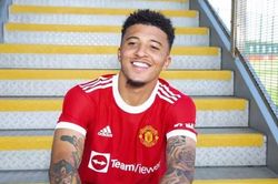 Sancho học cách chơi bóng của Ronaldo