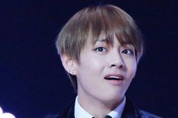 V BTS bỗng bị đẩy xuống thành 'con sen' của Yeontan