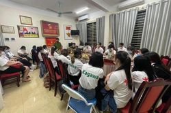 Hàng chục người tập trung ở công ty bán dụng cụ thể thao