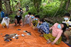 Lên núi đánh bạc, sử dụng 4 bộ đàm để 'canh' công an… vẫn không thoát