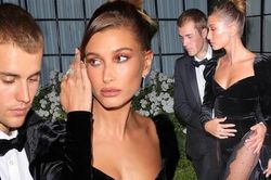 Hailey Bieber diện váy xẻ tà cao vút, biểu cảm 'khó ở' dù được Justin Bieber hộ tống