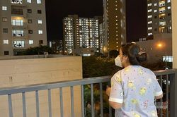 Nữ điều dưỡng F0 hỗ trợ bệnh nhân Covid-19 ngay tại nơi điều trị