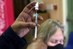 Sau 'củ cà rốt', châu Âu giơ 'gậy' với người không chịu tiêm vaccine COVID-19