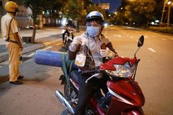 Cay khóe mắt câu chuyện người đàn ông ra đường sau 18h để chở bình oxy cứu con