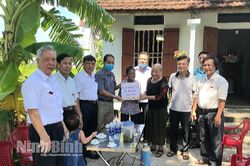 Câu lạc bộ thơ Việt Nam tỉnh Ninh Bình tặng quà gia đình chính sách của huyện Nho Quan