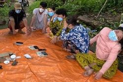 Rủ nhau lên đồi đánh bạc, dùng bộ đàm để đối phó lực lượng chức năng