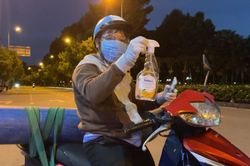 Cộng đồng mạng xót xa hình ảnh bố bất chấp lệnh cấm, đi chở bình oxy về cứu con