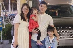 Bố mẹ đi chống dịch, gửi 2 con nhỏ cho cô giáo chăm sóc
