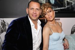 Tình cũ lái môtô nước đến gần du thuyền của Jennifer Lopez