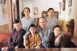 Người mẹ mặc áo cà sa