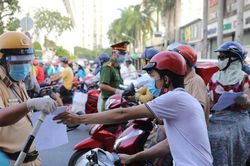 TPHCM xử phạt cán bộ ra đường không đeo thẻ ngành, mặc đồng phục