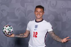 MU đàm phán Trippier, Chelsea sắp có Kounde