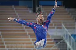 Siêu sao Simone Biles rút khỏi nội dung thể dục dụng cụ toàn năng nữ