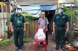 Ủng hộ lương thực, thực phẩm giúp người dân vùng dịch COVID-19