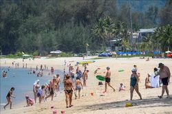 Vừa mở cửa, đảo Phuket ở Thái Lan lại có nguy cơ phải đóng vì COVID-19