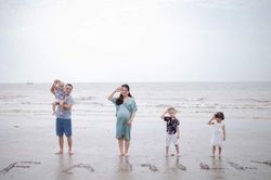Chồng nghỉ việc ở nhà chăm con, vợ được đà sinh liền 5 năm 4 bé, dân mạng đều cùng đặt một câu hỏi
