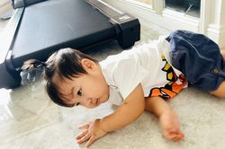 Con trai Hòa Minzy ngã ngửa ra phía sau khiến nhiều người thót tim