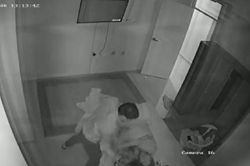 Thấy vợ cũ dẫn bạn trai về nhà ân ái, gã chồng nổi cơn điên dùng dao đâm vào người vợ nhiều nhát