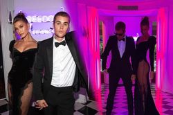 Vợ Justin Bieber diện váy xuyên thấu đến tận hông nổi bần bật tại sự kiện cùng anh chồng điển trai