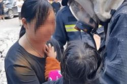 Cứu con trai khỏi đám cháy rồi đi hóng chuyện với hàng xóm, bà mẹ bị 'ném đá' vì hành động khó dung thứ