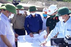 Khẩn trương hoàn thiện thủ tục để sớm thi công giai đoạn 3 hạng mục tràn xả lũ công trình Nam Thạch Hãn