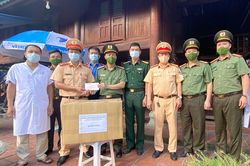 Lãnh đạo Công an tỉnh kiểm tra, tặng quà lực lượng tuyến đầu phòng, chống dịch bệnh Covid-19