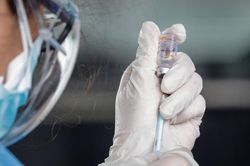 Dịch COVID-19: Vấn nạn vắc xin trôi nổi và thuốc chữa theo lời đồn vô căn cứ